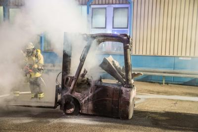 Murrhardt: Gabelstabler brennt in Firmenhalle - 1 Brandverletzter